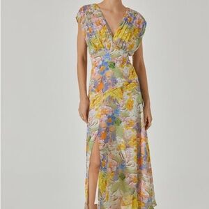 ASTR V-Neck Pleated Midi Dress in cream multi fl abst / Size M